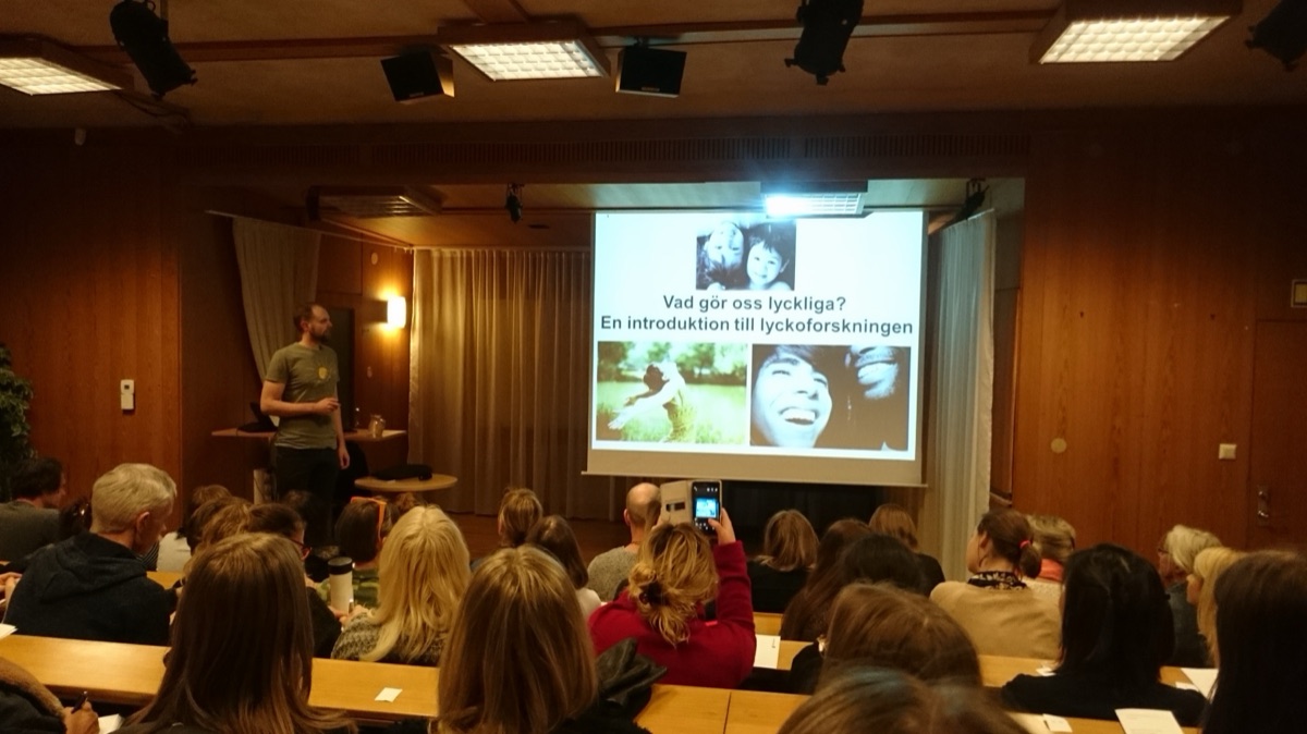 Filip Fors Connolly föreläser inför publik
